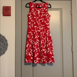 Adorable midi length dress with pockets!